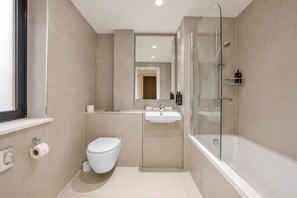 Habitación cuádruple estándar (Quad) | Baño | Ducha, artículos de higiene personal gratuitos y secador de pelo