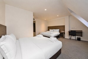 Habitación cuádruple estándar (Quad) | Caja fuerte, escritorio, cortinas opacas y tabla de planchar con plancha