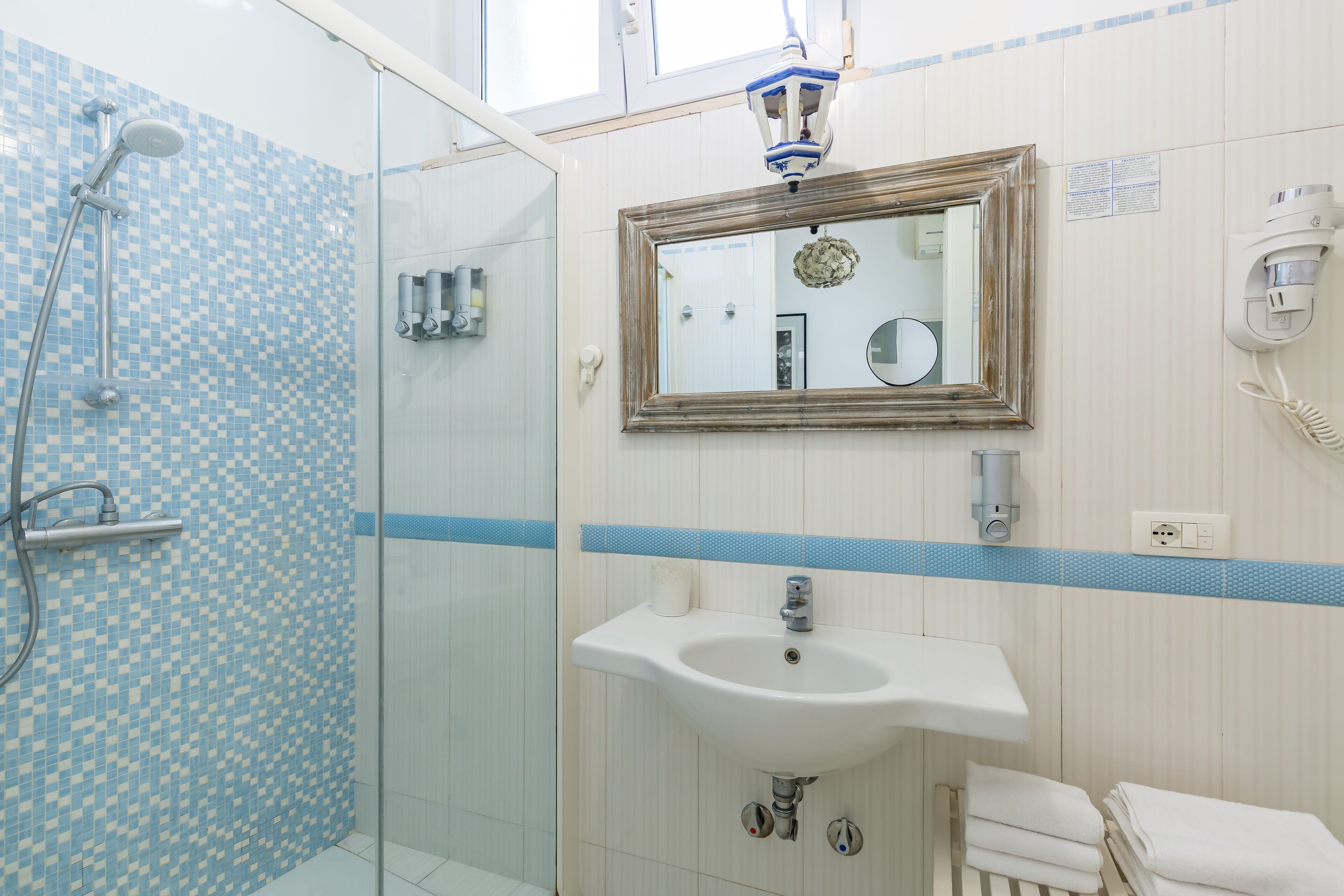 Room (Terra) | Bathroom | Shower, free toiletries, hair dryer, towels