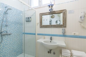 Camera (Terra) | Bagno | Doccia, set di cortesia gratuito, asciugacapelli, asciugamani