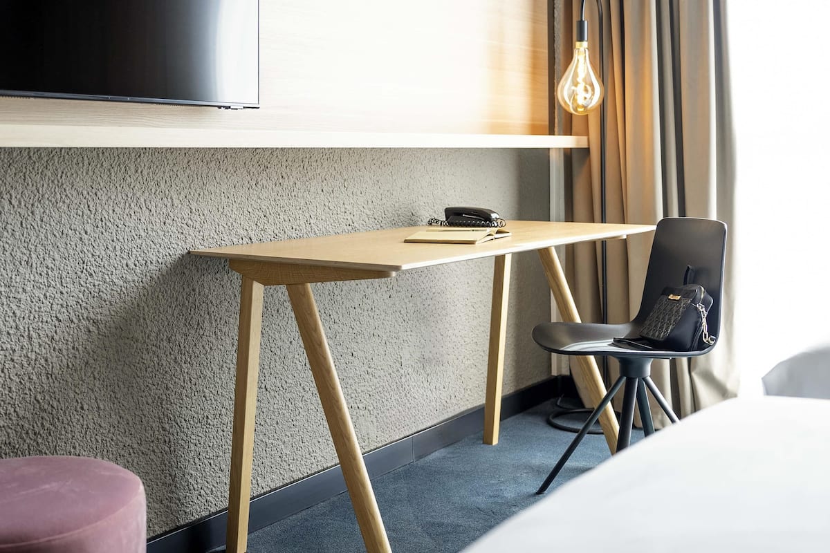 Zimmersafe, Schreibtisch, Verdunkelungsvorhänge, schallisolierte Zimmer