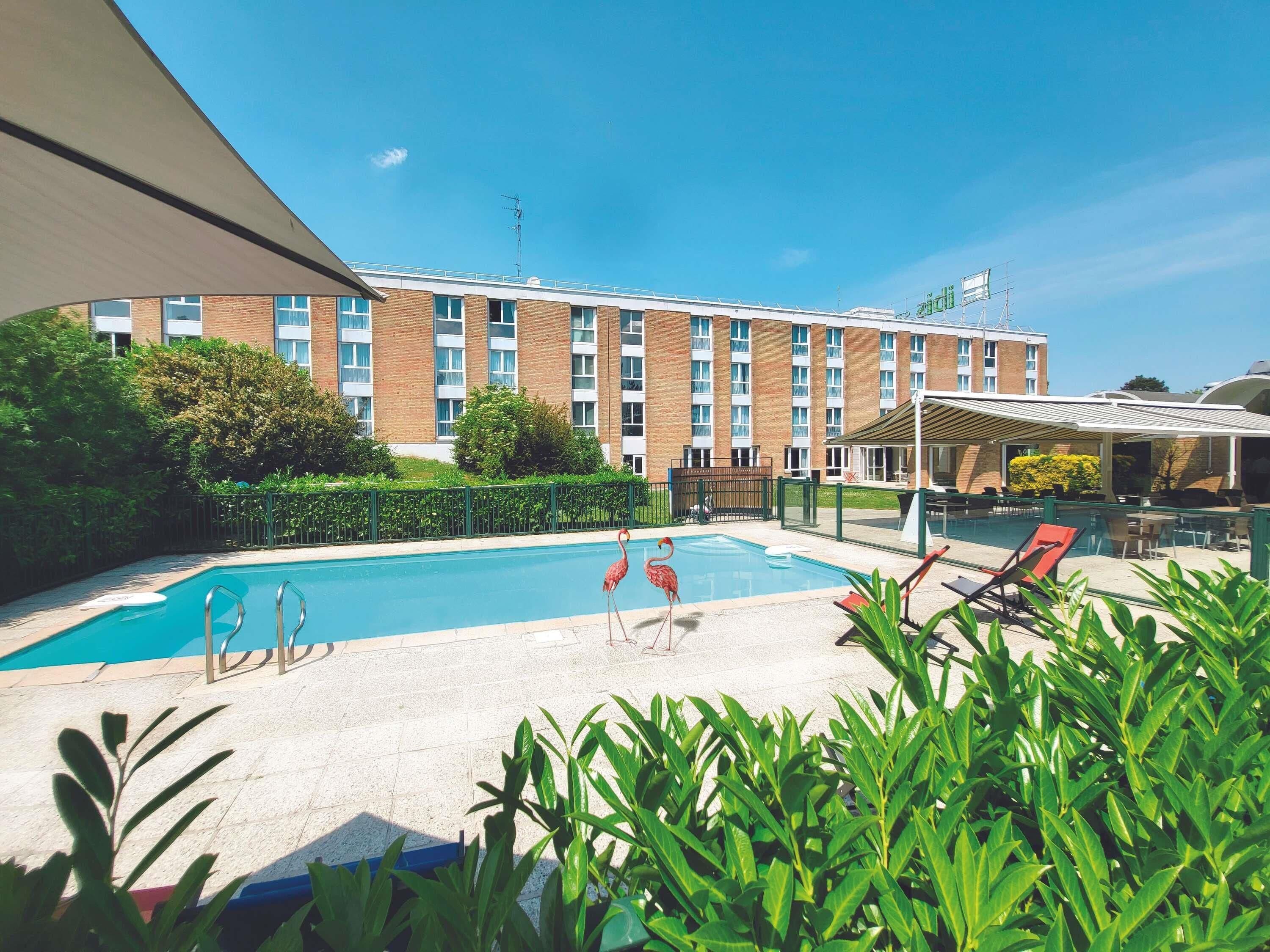 季节性开放的室外游泳池，日光浴躺椅