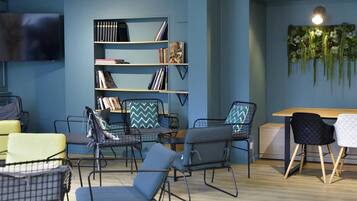 Se sirven comidas, cenas y cocina francesa con mesas al aire libre