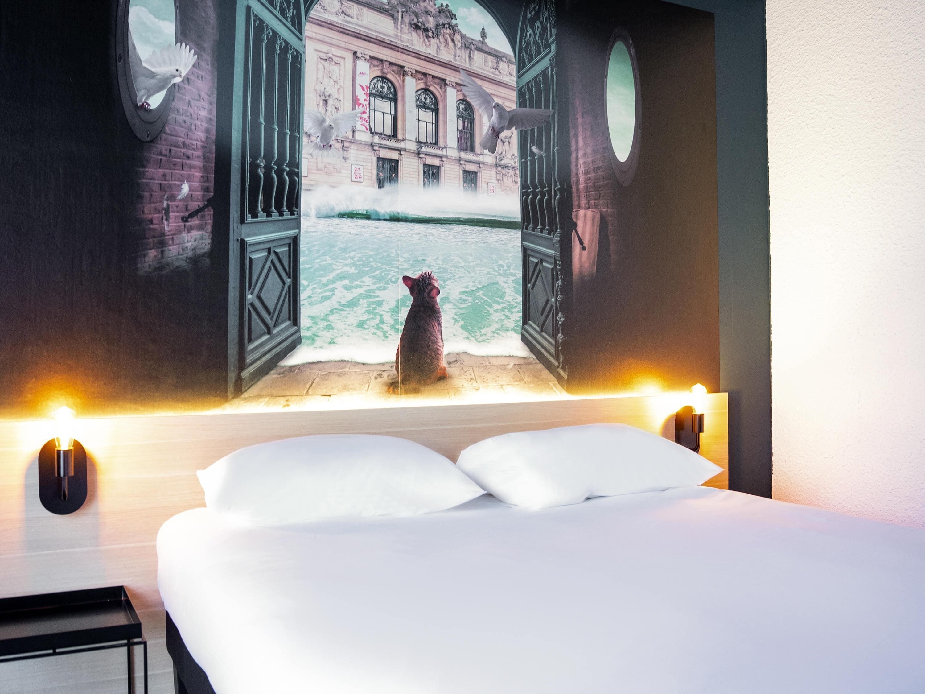 Rom – standard, 1 dobbeltseng | Safe på rommet, skrivebord, blendingsgardiner og lydisolert