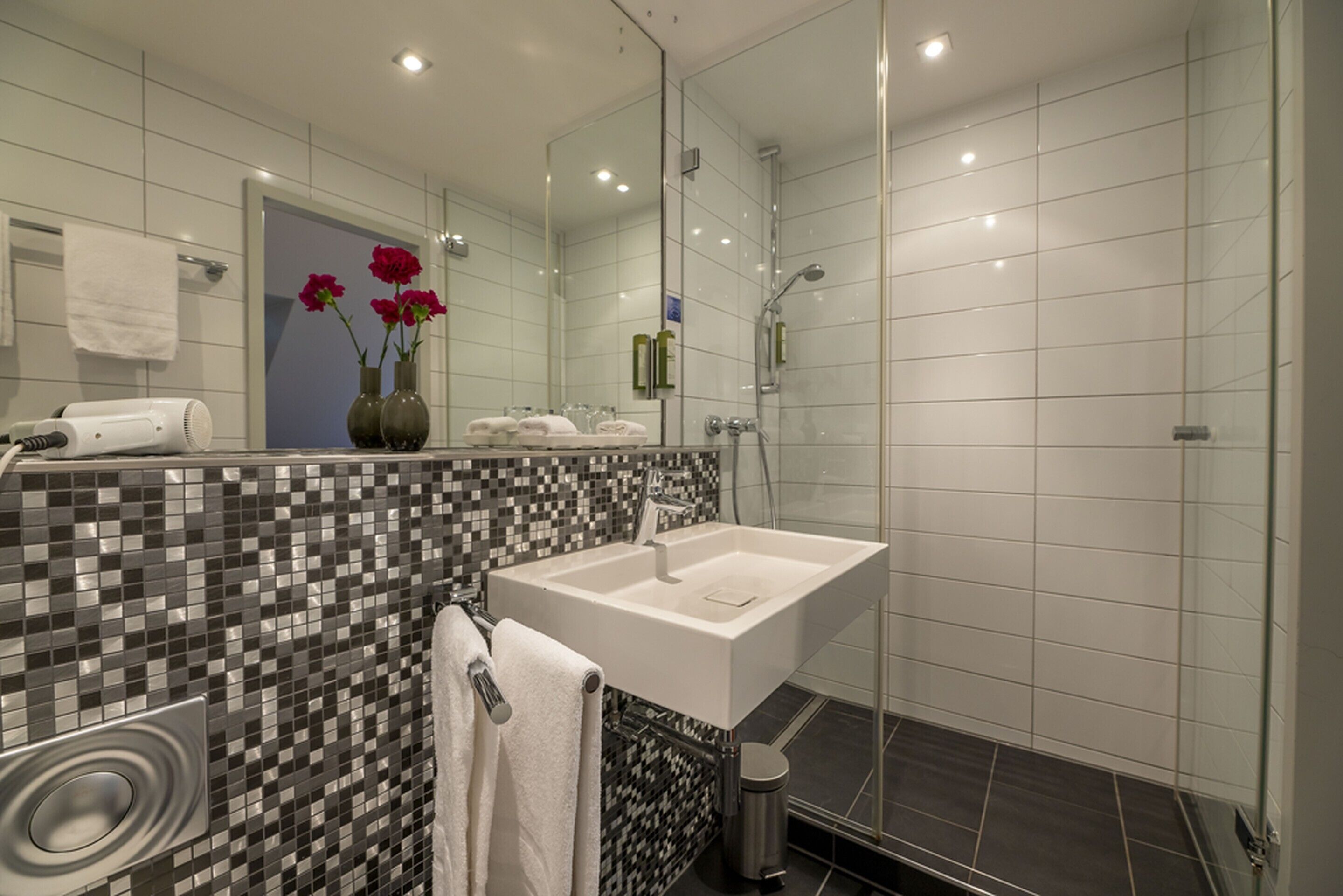 business single room | living area | 32-inch lcd tv with satellite channels, tv