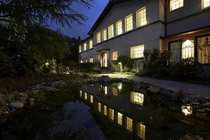 Front of property - evening/night - Hotel An der Gruga (Essen)