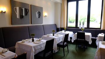 Tägliches Frühstücksbuffet (18 EUR pro Person)