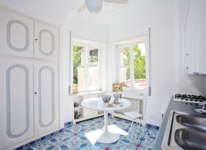 Suite junior, vistas al mar | Cocina privada