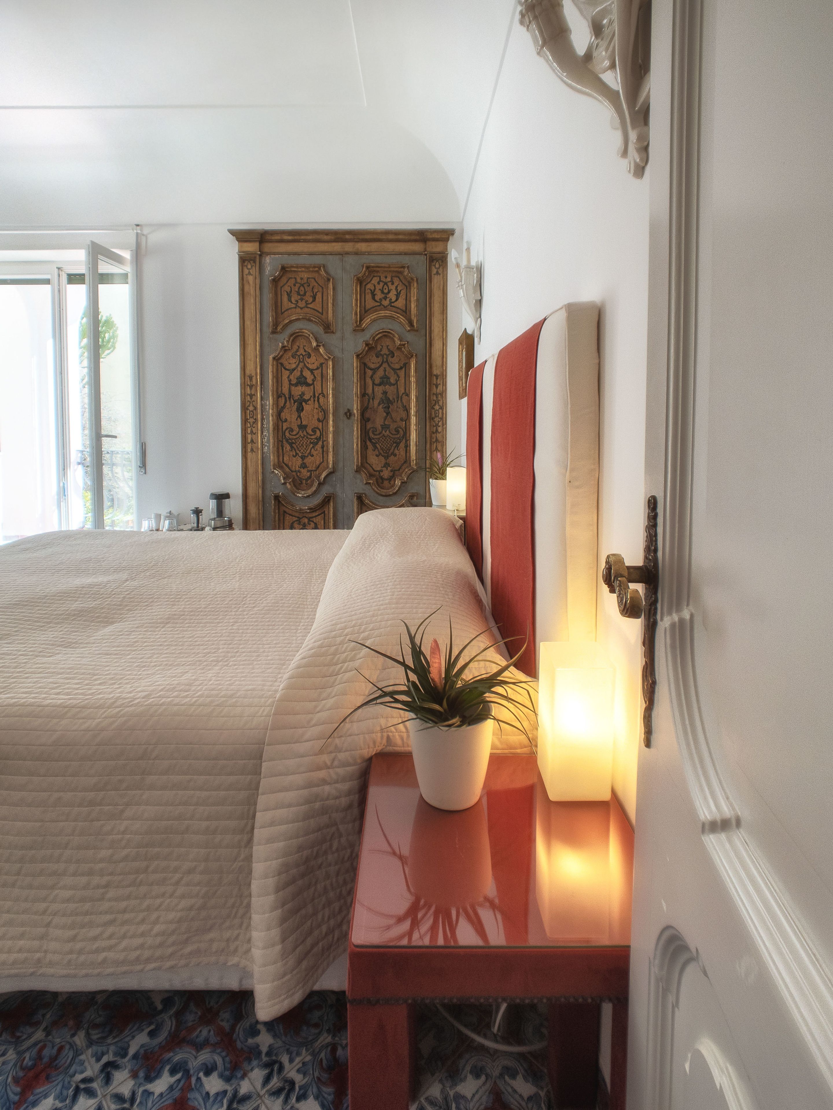 Doppia Comfort, 1 letto queen, balcone | Copriletto in piuma, minibar, una cassaforte in camera