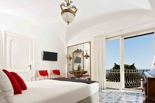 Cubrecamas, minibar y caja de seguridad en la habitación 