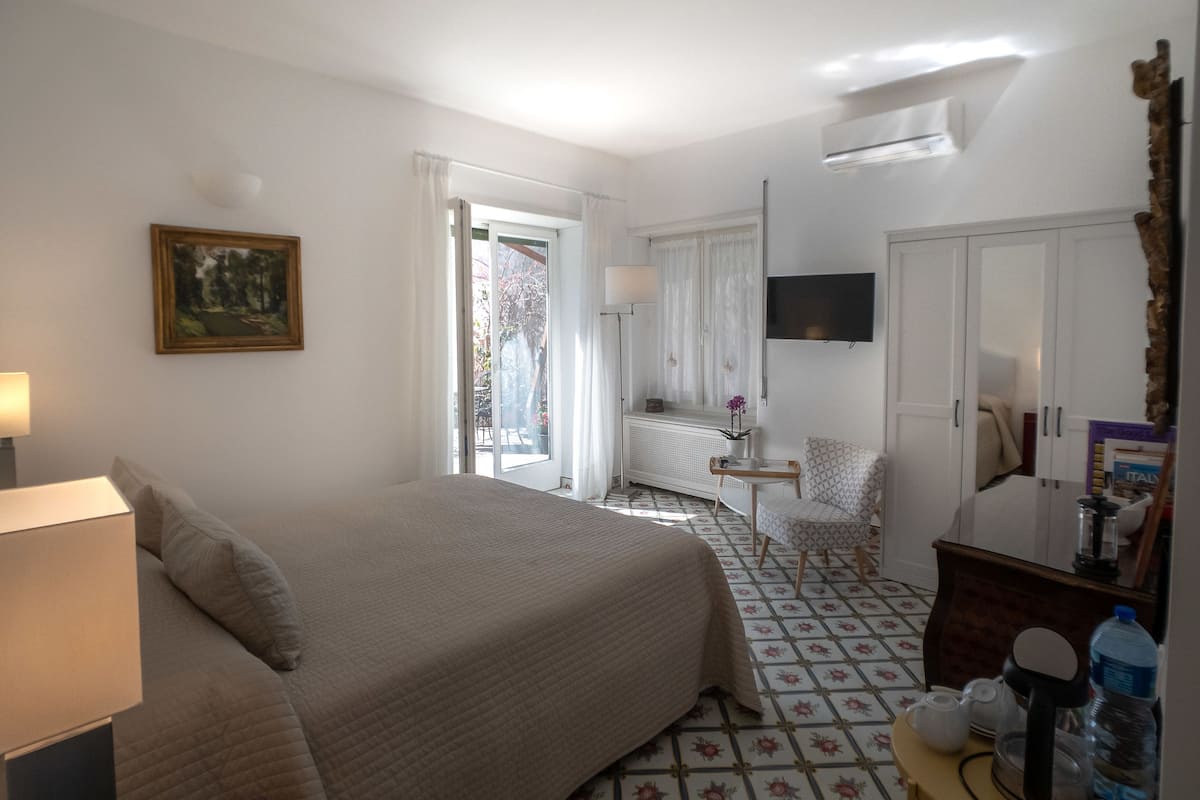 Chambre Confort double, 1 grand lit, patio, vue sur la vallée | Couette en duvet, minibar, coffre-fort, bureau