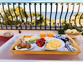 Desayuno con opciones de la cocina local incluido todos los días 