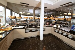 Déjeuner et dîner servis sur place, spécialités Cuisine du Moyen-Orient