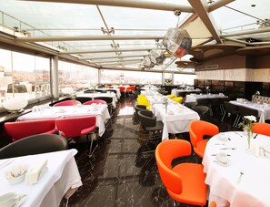 Déjeuner et dîner servis sur place, spécialités Cuisine du Moyen-Orient