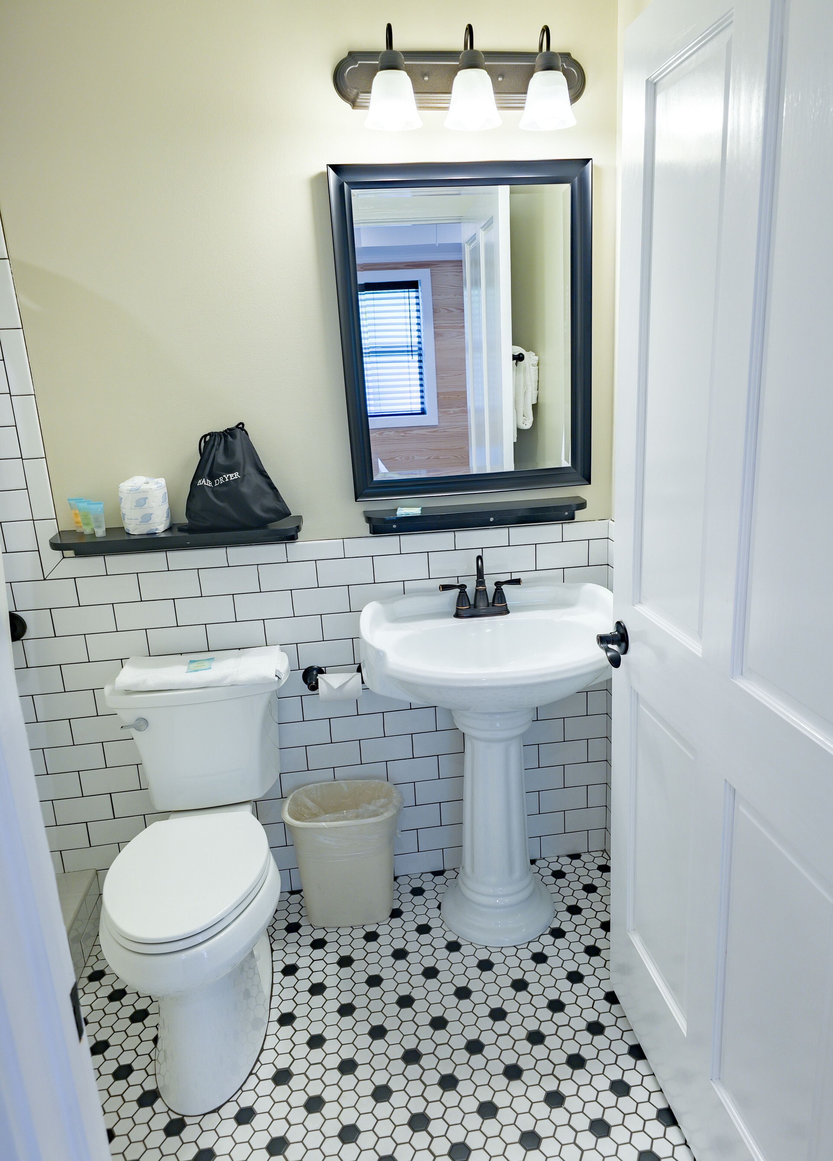 Dusj, toalettartikler (inkludert), hårføner og håndklær