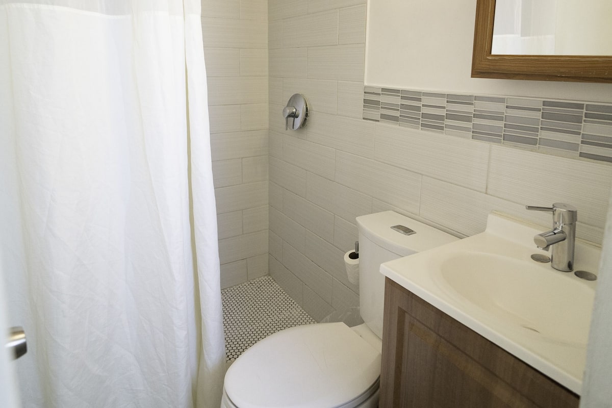 Shower, free toiletries, hair dryer, towels