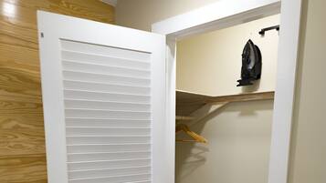 Standard Room, 1 King Bed, Private | Wifi gratis y ropa de cama