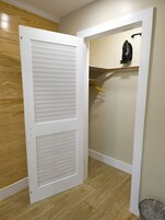 Standard Room, 1 King Bed, Private | Premium bedding, free WiFi, bed sheets