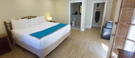 Standard Room, 1 King Bed, Private | Free WiFi, bed sheets