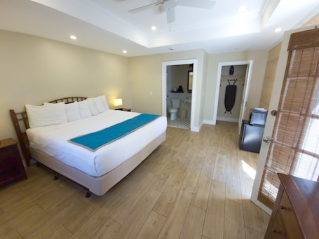 Standard Room, 1 King Bed, Private | Free WiFi, bed sheets
