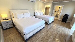 Habitación cuádruple básica | Ropa de cama de alta calidad, wifi gratis y ropa de cama
