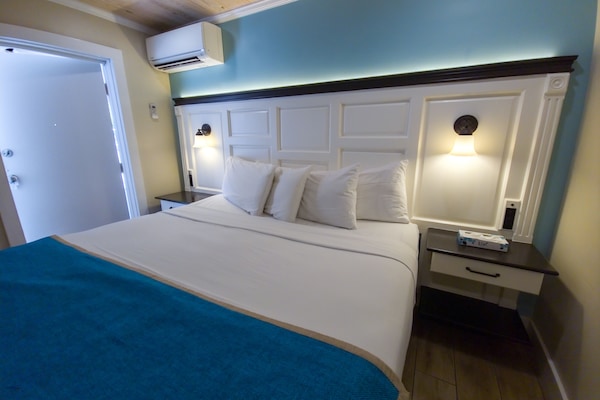 Standard Room, 1 King Bed, Private | Premium bedding, WiFi (free), bed sheets