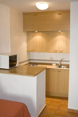Fridge, microwave, stovetop, cookware/dishes/utensils