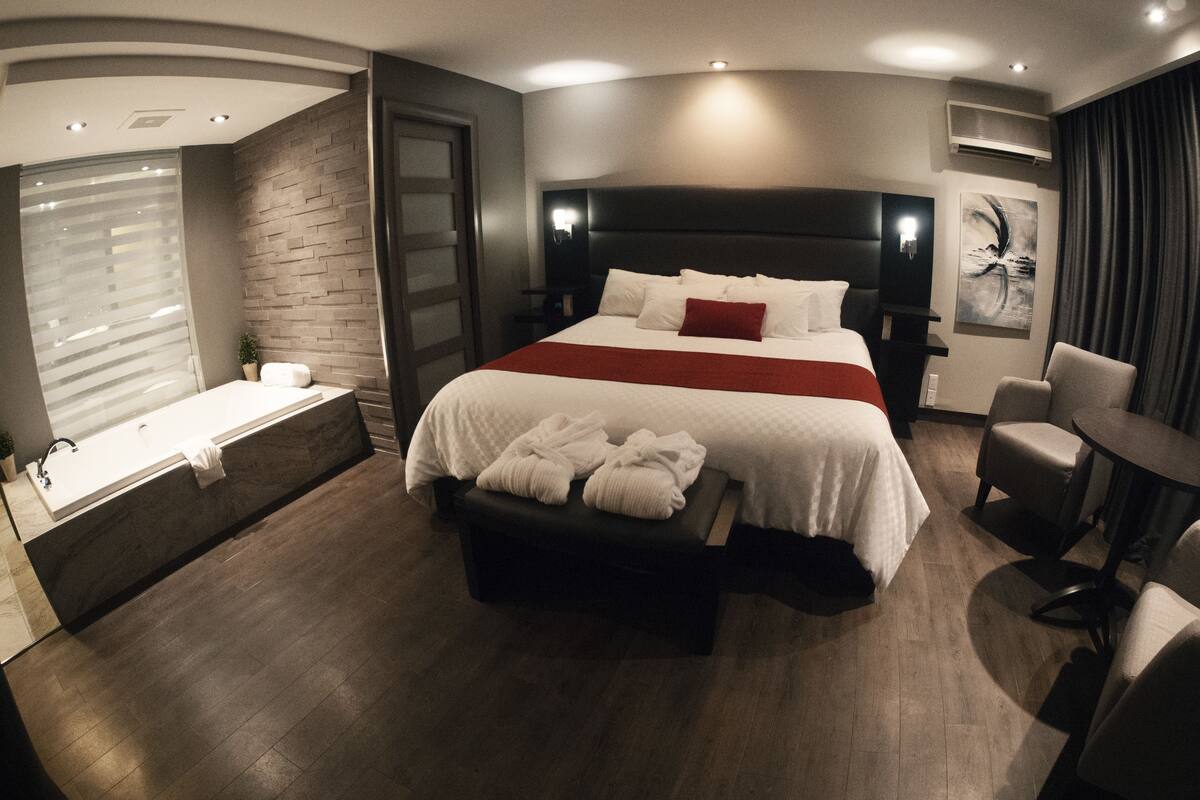 signature room, 1 king bed, non smoking, jetted tub | 1 bedroom, pillow-top beds, desk, soundproofing