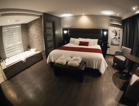 特色客房, 1 张特大床, 无烟房, 按摩浴缸 | 加厚床垫、办公桌、隔音、免费 WiFi. 旅行酒店