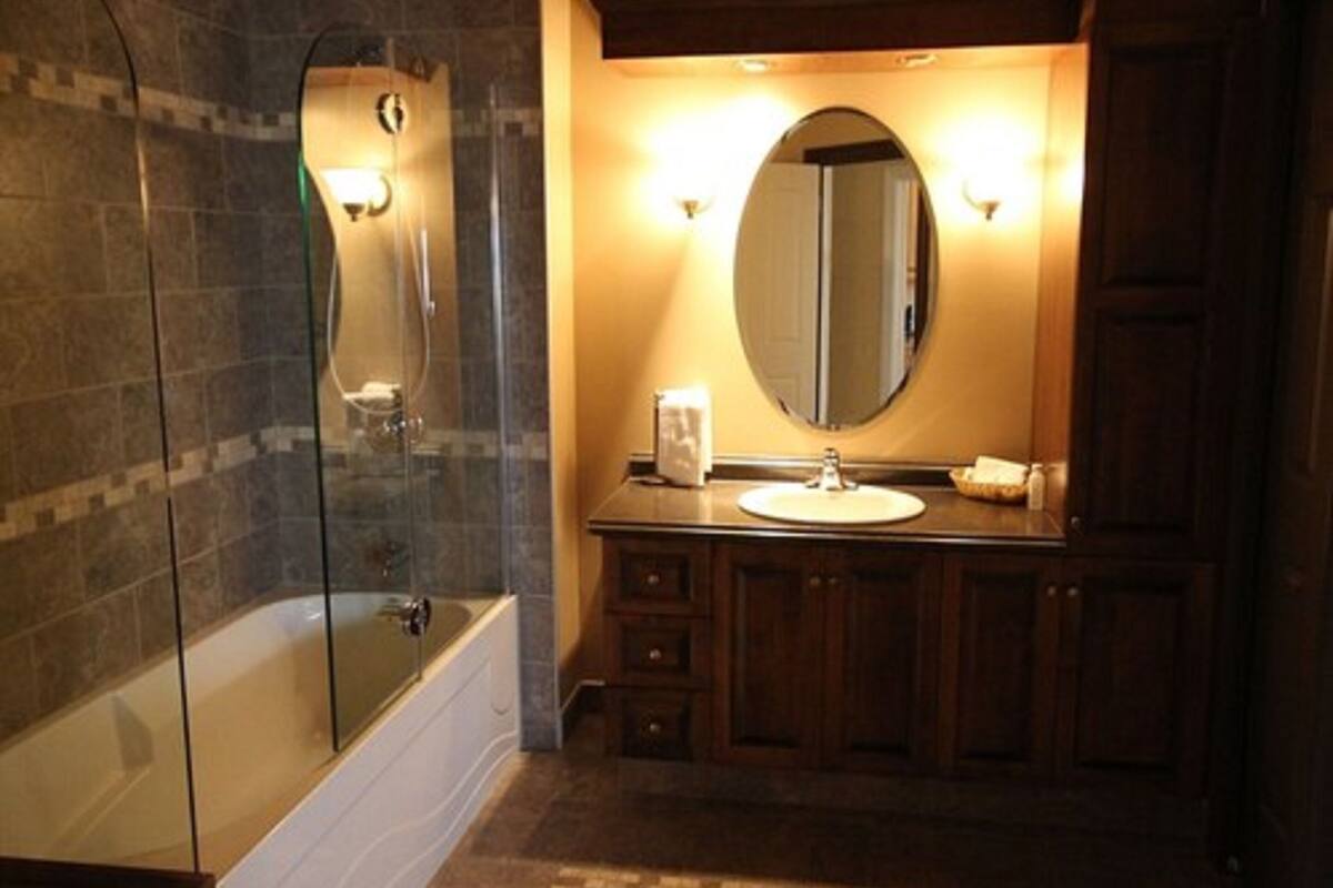 presidential suite, 2 bedrooms | bathroom | hair dryer, towels, shampoo