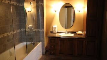 Suite presidencial, 2 dormitoris | Bany | Assecador de cabells, tovalloles i xampú