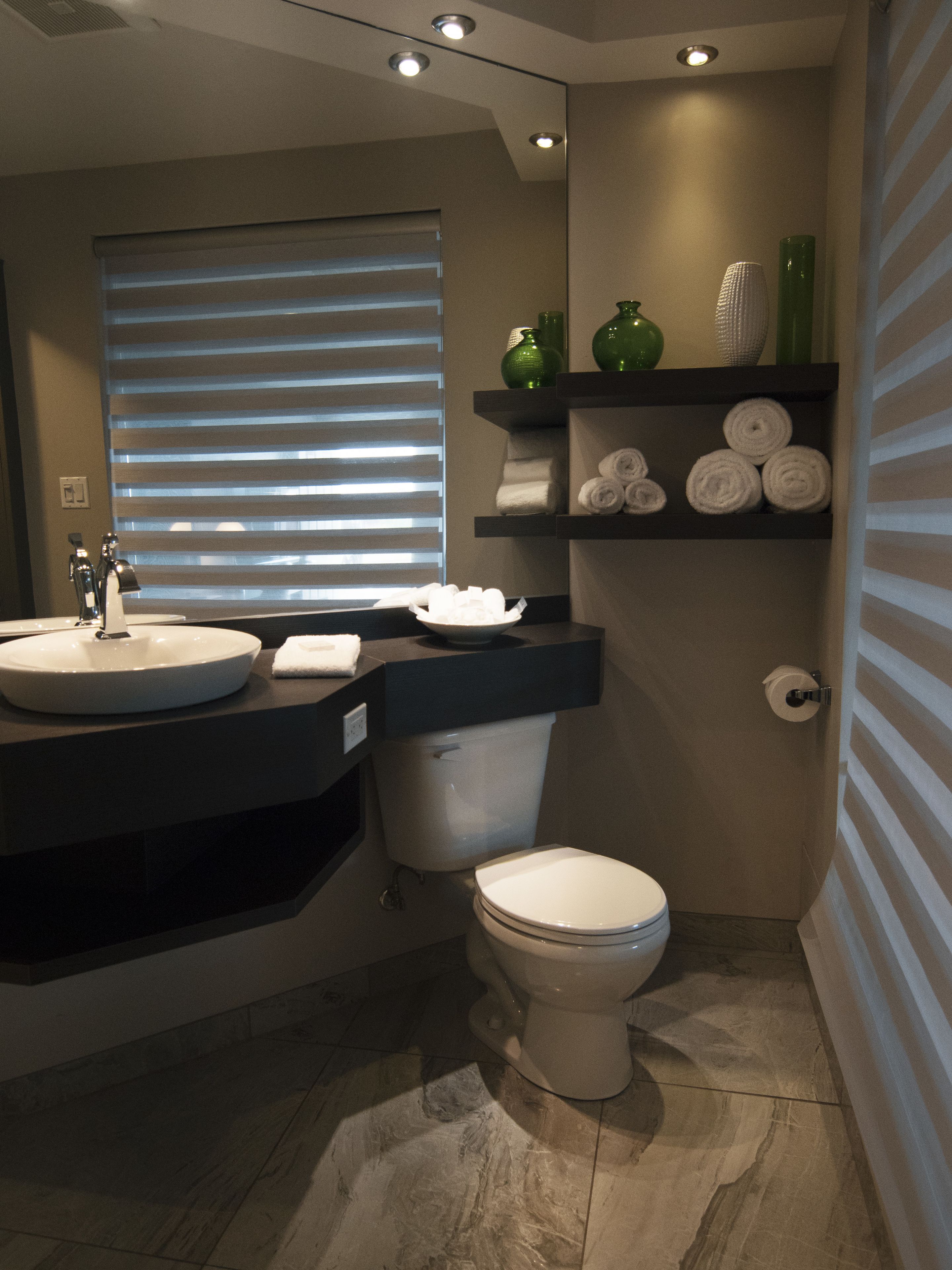 signature room, 1 king bed, non smoking, jetted tub | bathroom | hair dryer, towels, shampoo