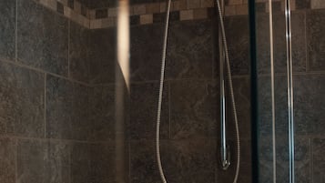 Ducha con cabezal de ducha de mano y grifo empotrado.