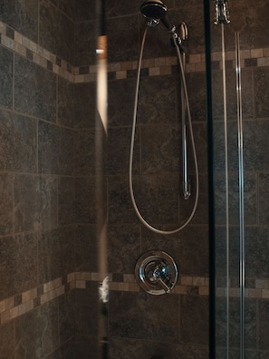 Suite presidencial, 2 habitaciones | Regadera en el baño