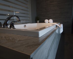 Signature kamer, 1 kingsize bed, niet-roken, bubbelbad | Extradiep bad