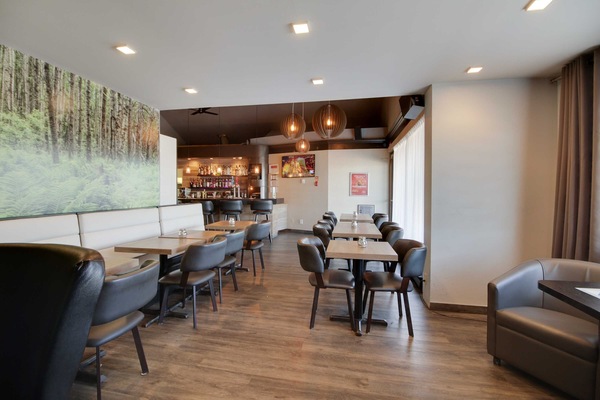 Bữa sáng buffet hàng ngày với phụ phí nhỏ