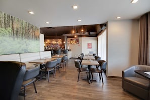 Desayuno buffet (CAD 10.00 por persona)
