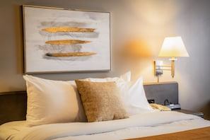 Camas com colchões pillow-top, escrivaninha, quartos à prova de som