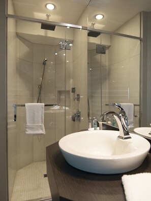 Signature Room, 1 King Bed, Non Smoking, Jetted Tub | Bathroom sink - Hôtel le Voyageur (Sept-Iles)