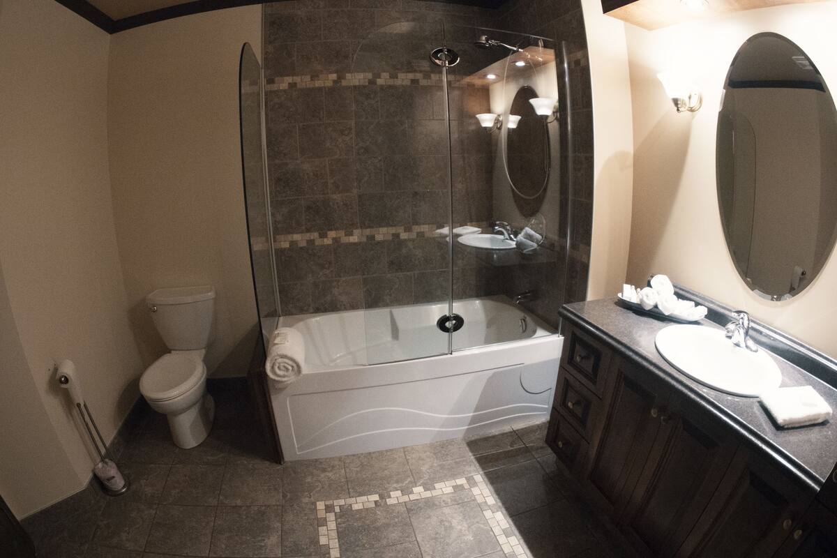 presidential suite, 2 bedrooms | deep-soaking bathtub