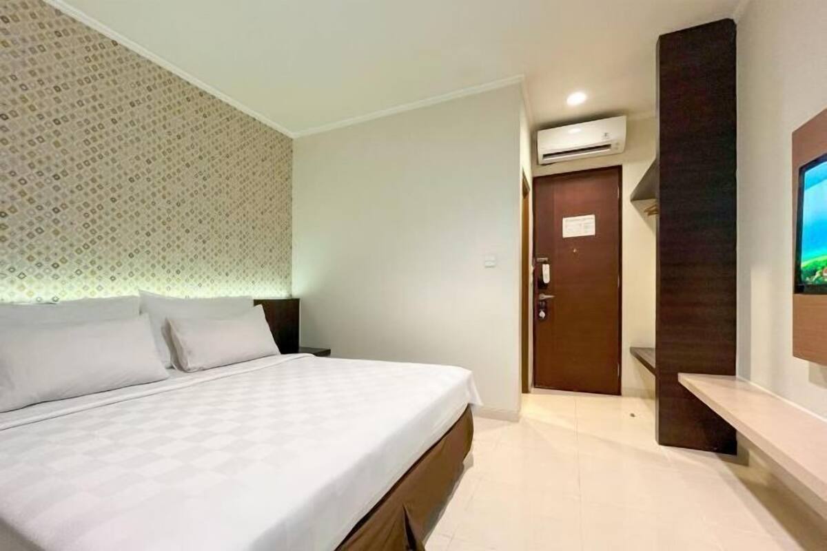 Escritorio, wifi gratis, ropa de cama