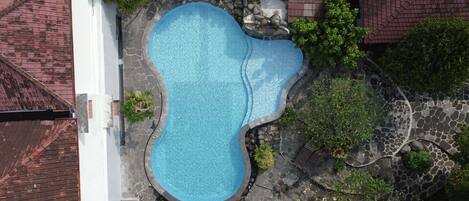 Una piscina al aire libre