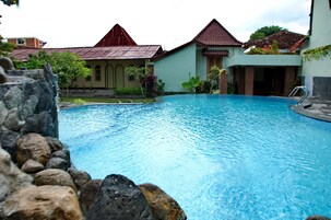 Una piscina al aire libre