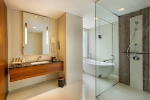 Suite (Jambuluwuk) | Baño | Regadera, amenidades de baño gratuitas, pantuflas, toallas 