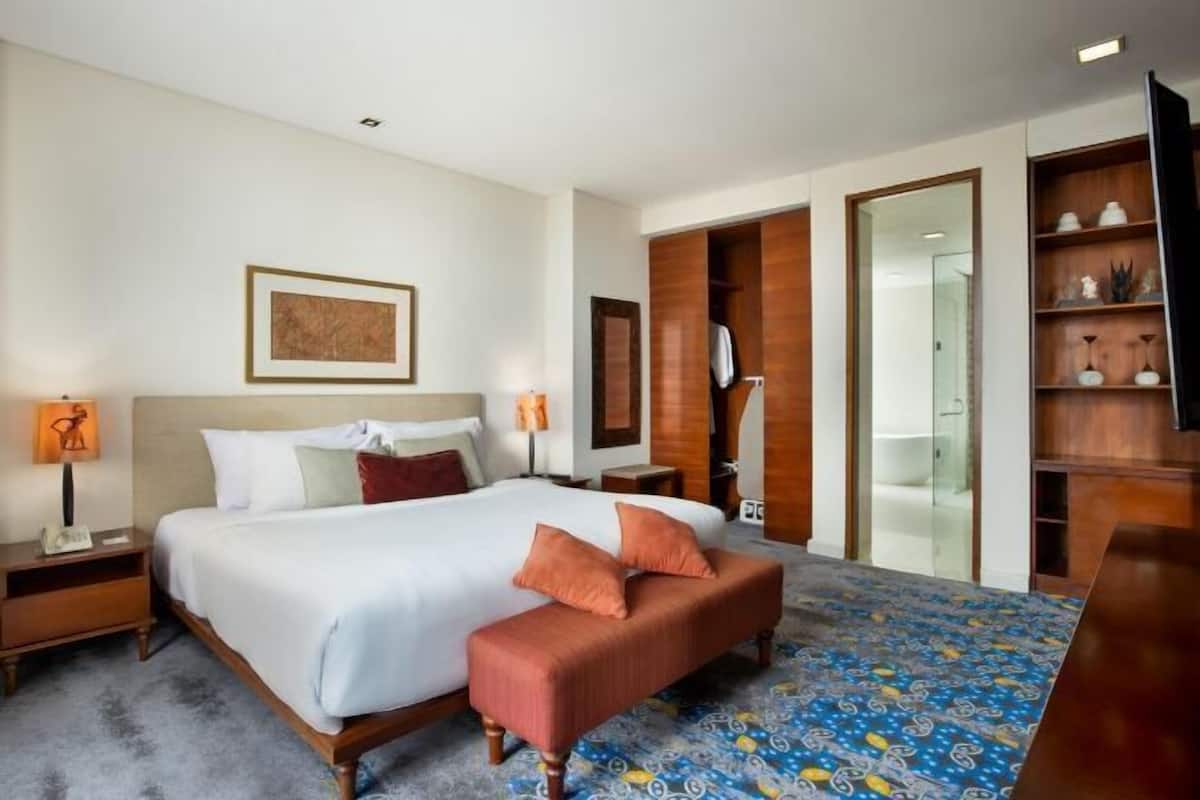 Premium bedding, in-room safe, desk, blackout curtains