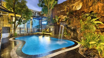 2 outdoor pools