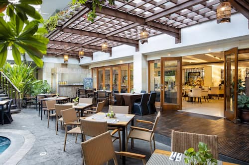 ランチ、ディナーに営業 (多国籍料理、プールビュー)