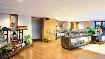 Phục vụ bữa trưa, món ăn mang phong cách quốc tế, nhìn ra hồ bơi