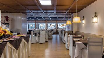 Tägliches kontinentales Frühstück (10 EUR pro Person)