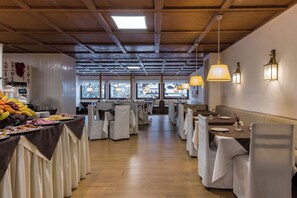 Petit déjeuner continental (10 EUR par personne)